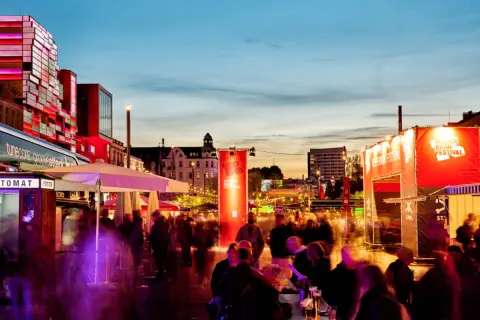 Menschenmassen beleben die Reeperbahn in der Woche, während das Reeperbahn Festival mit roten Bannern und Lichtern für Stimmung sorgt.