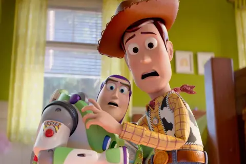 Woody i Buzz z "Toy Story" w kinowej przygodzie. Ich miny sugerują, że coś poszło nie tak w tej bajce z kina.
