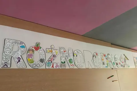 Litery z napisem "Różnorodność" ozdobione symbolami, które pokazują myśl przewodnią inaczej.