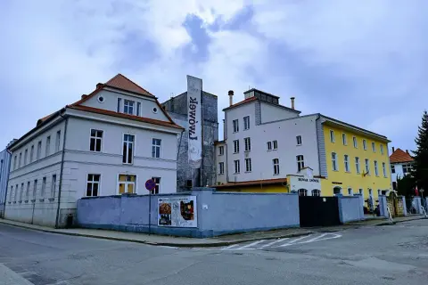 Browar Lwówek, gdzie warzone jest najstarsze piwo w Polsce. Budynki browaru z charakterystycznym banerem.