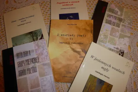 Książki z wierszami Ewy Pilipczuk i antologie poezji, w tym "Z szuflady poety VI" i "Antologia Grupy Poetyckiej Ogród Poetów".