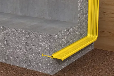 Perfil amarillo protege juntas de escaleras de concreto. Solución impermeable para exteriores.