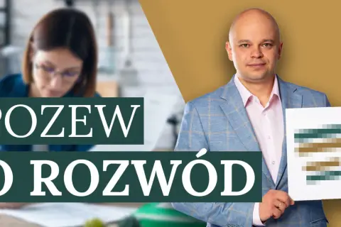 Mężczyzna w garniturze pokazuje dokument, który wyjaśnia, jak wygląda pozew rozwodowy. W tle kobieta pracuje przy biurku.