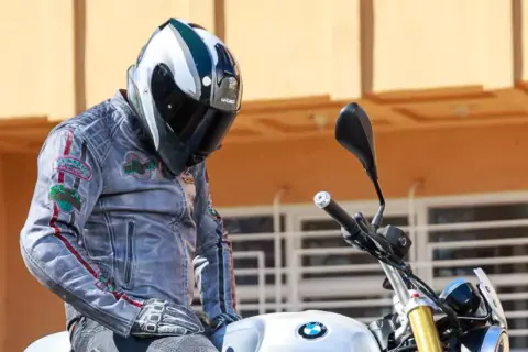 Jak dopasować kask motocyklowy? Poradnik krok po kroku!