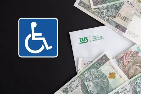 Znak niepełnosprawności, koperta ZUS i polskie złotówki. Ile trzeba się leczyć żeby dostać rentę?