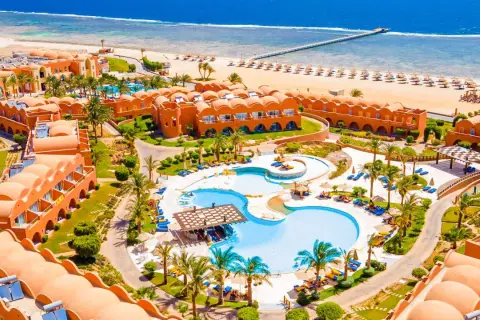 Widok z lotu ptaka na hotel z basenem i plażą w Egipcie.