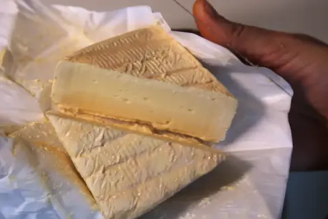Deux morceaux de le vieux Lille fromage, emballés dans du papier blanc, prêts à être dégustés.