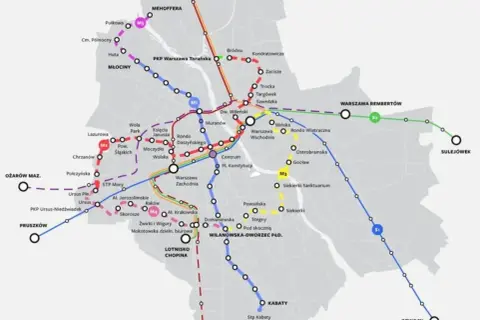 Mapa pokazuje stacje metra M2 i inne linie kolejowe w Warszawie, z zaznaczonymi przystankami i nazwami.