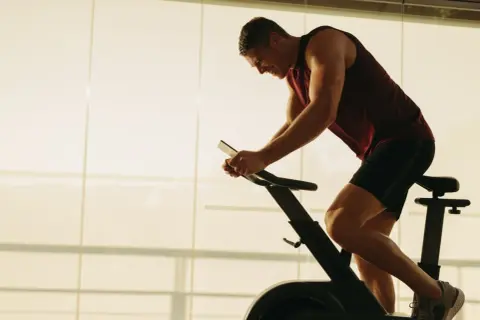 Rower stacjonarny jaki wybrać, aby uniknąć błędów i oszczędzić czas