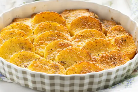 Gnocchi alla romana dorati e gratinati in teglia, un classico saporito.