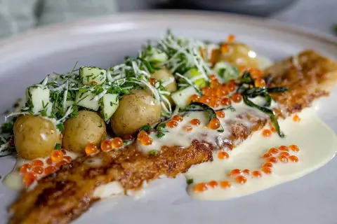 Stekt fisk med krämig sås, potatis och rom. En perfekt rätt för dig som söker sandefjordsås recept.