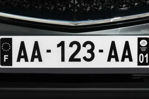 Plaque immatriculation noire avec le code "AA-123-AA" et le logo de l'Auvergne-Rhône-Alpes.