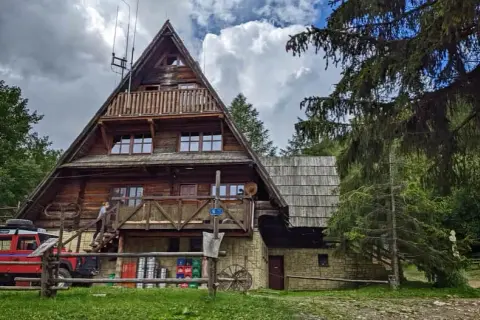 Bacówka pod Małą Rawką: planuj wizytę, odkryj Bieszczady!