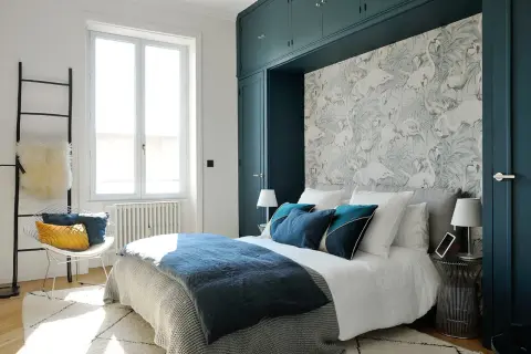 Chambre adulte aux tons bleus profonds et papier peint flamants roses. Une peinture chambre adulte 2 couleurs qui invite à la détente.