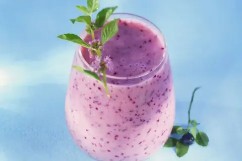 Erfrischender Beeren-Smoothie, perfekt für eine low carb Ernährung. Mit frischen Kräutern garniert.