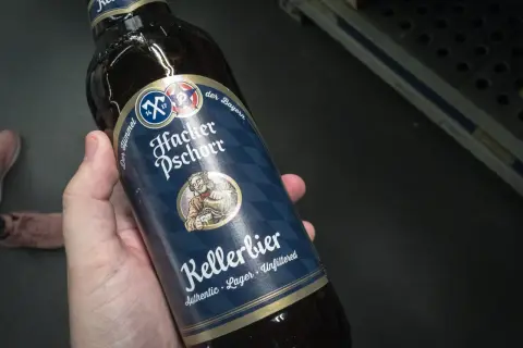 Hacker-Pschorr Kellerbier: ein authentisches, ungefiltertes Lagerbier aus Bayern.