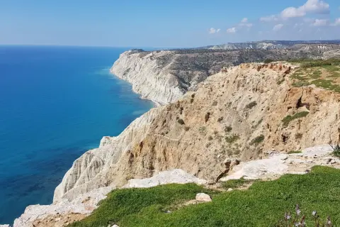 Wspaniałe klify i turkusowe morze, idealne miejsce do zobaczenia w okolicach Limassol.