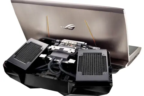 Otwarty laptop z zaawansowanym systemem chłodzenia cieczą, zasilany przez najdroższy laptop na świecie.