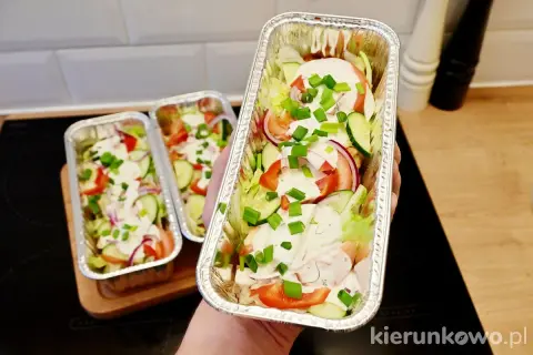 Pyszny kebab holenderski w aluminiowych tackach, pełen świeżych warzyw i sosu. Idealny na wynos!