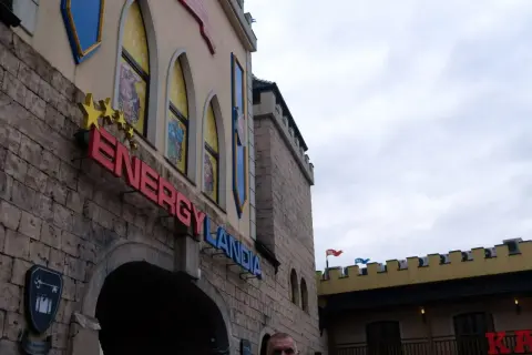 Wejście do Energylandii z napisem i zamkową architekturą.