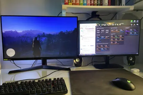 Gracz wpatruje się w nocny krajobraz z gry Red Dead Redemption 2 PC. Obok monitor z danymi systemu i grami.