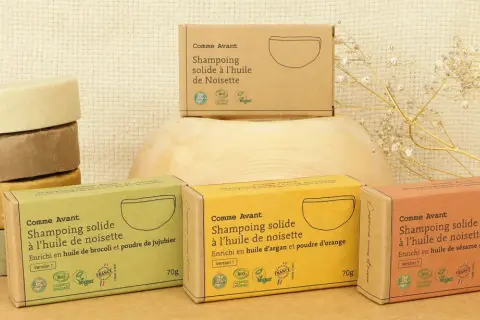 Pile de savons solides et boîtes de shampoing solide Comme Avant. Choix écologique entre shampoing solide ou liquide.