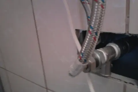 Metalowy zawór bezpieczeństwa bojler na zimnej czy ciepłej wodzie, podłączony do instalacji wodnej.