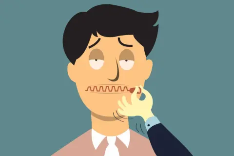 Uomo con bocca a cerniera, simbolo del mutismo selettivo negli adulti. Una mano chiude la cerniera.