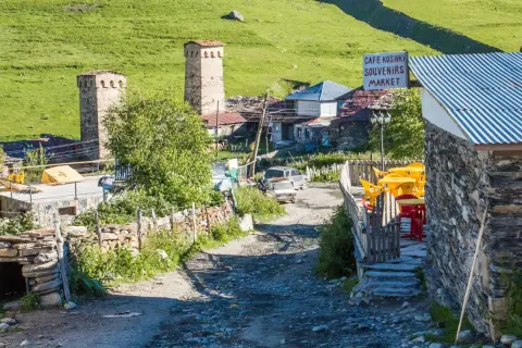 Gruzińska wieś z kamiennymi wieżami. "Gaumardżos" to gruzińskie "na zdrowie!".