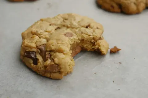 En sega chocolate chip cookies med en bit tagen. Perfekt för ett recept på sega chocolate chip cookies.