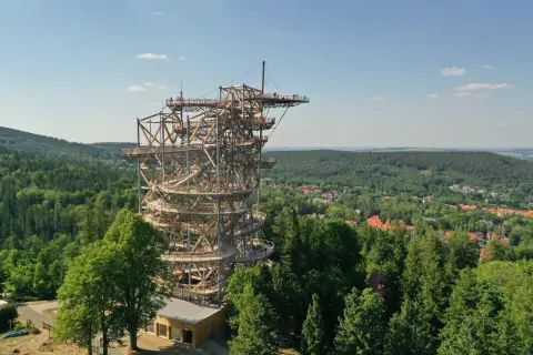 Drewniana wieża z tarasami widokowymi w Polsce, wznosząca się ponad lasem, oferuje zapierające dech w piersiach widoki.