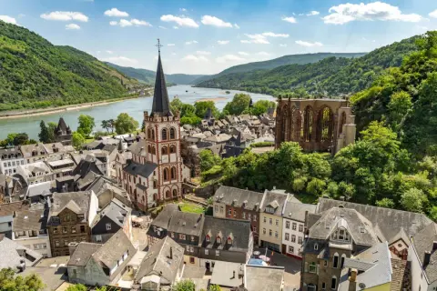 Blick auf Bacharach am Rhein mit der Kirche St. Werner und Ruinen.