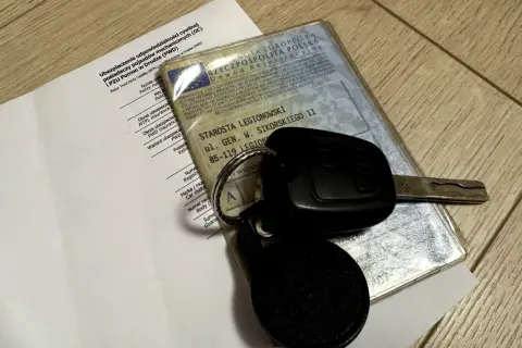 Kluczyki do auta, dowód rejestracyjny i dokument ubezpieczenia OC. Wszystko gotowe do drogi, oby bez ufg kary.