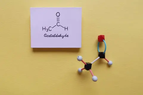 Schemat i model cząsteczki aldehydu octowego.