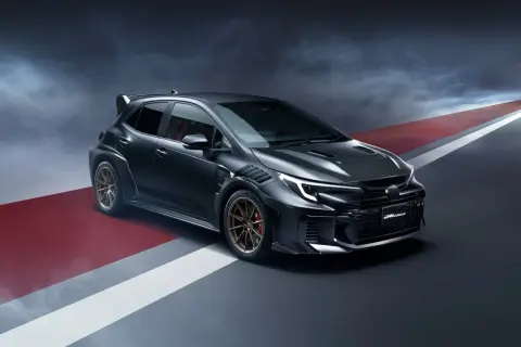 Mörkgrå Toyota Corolla GR med aggressiv design och stora fälgar, redo för banan.
