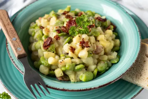 Ein leckeres Gericht mit dicken Bohnen und Kartoffeln, garniert mit knusprigem Speck. Perfekt als schnelles Mittagessen oder als Beilage. Dieses dicke Bohnen Rezept ist einfach zuzubereiten.
