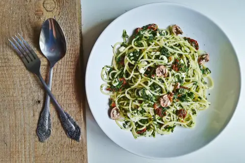 Szybkie spaghetti ze szpinakiem i fetą - pyszny wegetariański przepis