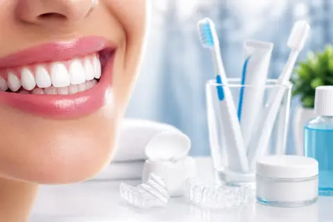Sorriso smagliante con denti puliti, spazzolini, dentifricio, filo interdentale, collutorio e apparecchi trasparenti.