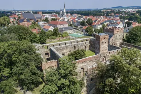 Ruiny zamku w Ząbkowicach Śląskich, w tle miasto z kościołami i kamienicami. Wspaniałe ząbkowice śląskie atrakcje.