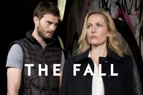 En man och en kvinna står framför en graffiti-klädd vägg. Texten "THE FALL" syns tydligt.