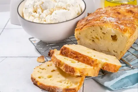 Pyszny chleb z twarogu, idealny na śniadanie. Ten przepis na chleb z twarogu jest prosty i szybki.