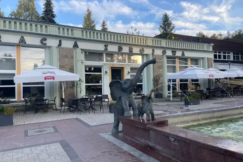 Słonie z fontanny witają w Rabce Zdrój, gdzie zjeść można w ogródku przy "Racjii Zdrojowej".