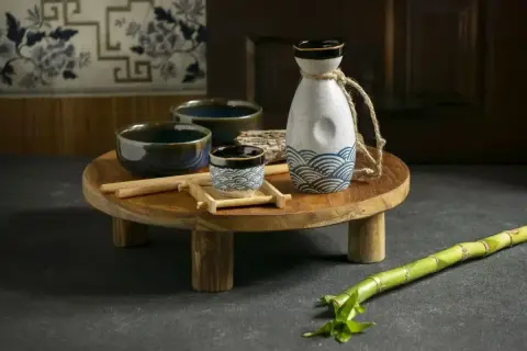 Zestaw do sake z ceramiczną butelką i filiżankami, ozdobiony motywem fal. Poczuj, jak smakuje sake.