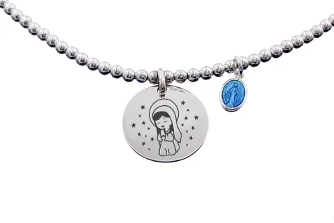 Gargantilla de plata con cuentas y un medallón grabado de la Virgen María rodeada de estrellas, junto a una pequeña medalla azul.