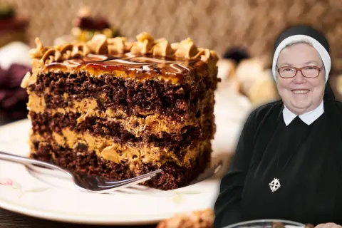 Pyszna babka orzechowa siostry Anastazji, z kremem orzechowym i polewą. Obok uśmiechnięta zakonnica.