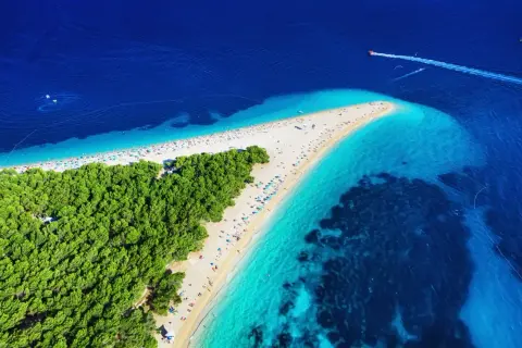 Zloty Róg, jedna z najpiękniejszych plaż w Chorwacji, otoczona sosnowym lasem i krystalicznie czystą wodą.