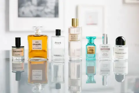 Kolekcja perfum, w tym Chanel N°5 i Tom Ford Sole di Positano, tworzy uwodzicielski afrodyzjak zapach.