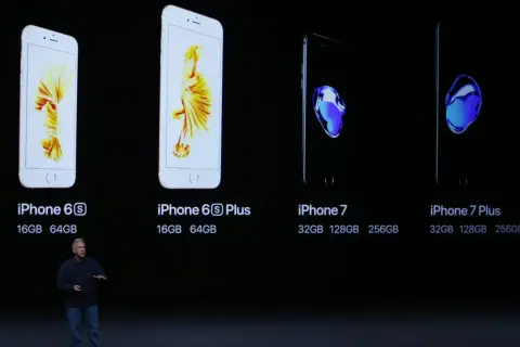 Prezentacja iPhone 7, kiedy wyszedł, obok starszych modeli. Widoczne wersje 6S, 6S Plus, 7 i 7 Plus z pojemnościami.