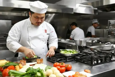Ile zarabia szef kuchni w hotelu? Zaskakujące różnice w pensjach