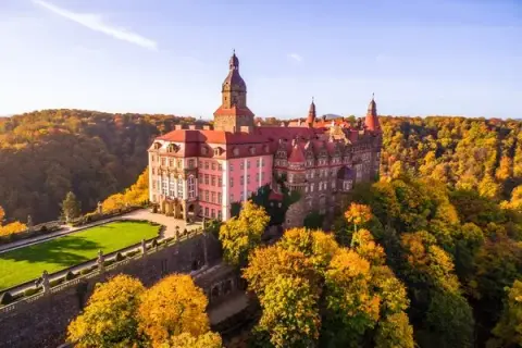 Gdzie zjeść w pobliżu Zamku Książ? Najlepsze restauracje i atrakcje